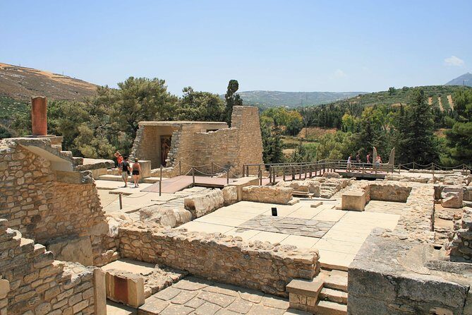 From Rethymno: Full-Day Knossos And Heraklion with free time - Comfort, group size, and guide languages on the bus